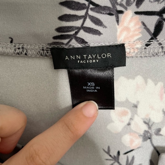 Ann Taylor Gray Floral Split Neck Blouse XS - Picture 2 of 5